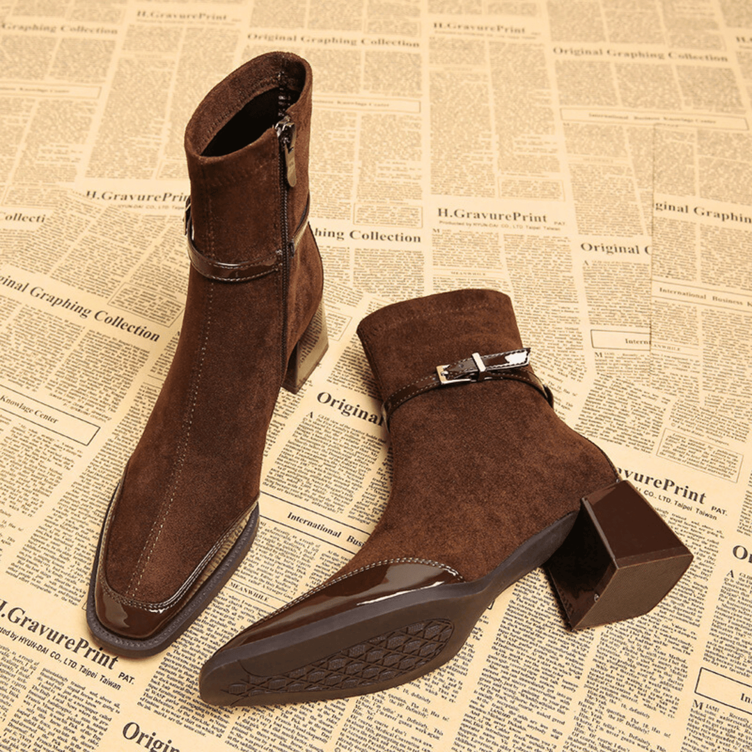 Valeria™ | Botines de ante con punta cuadrada y hebilla